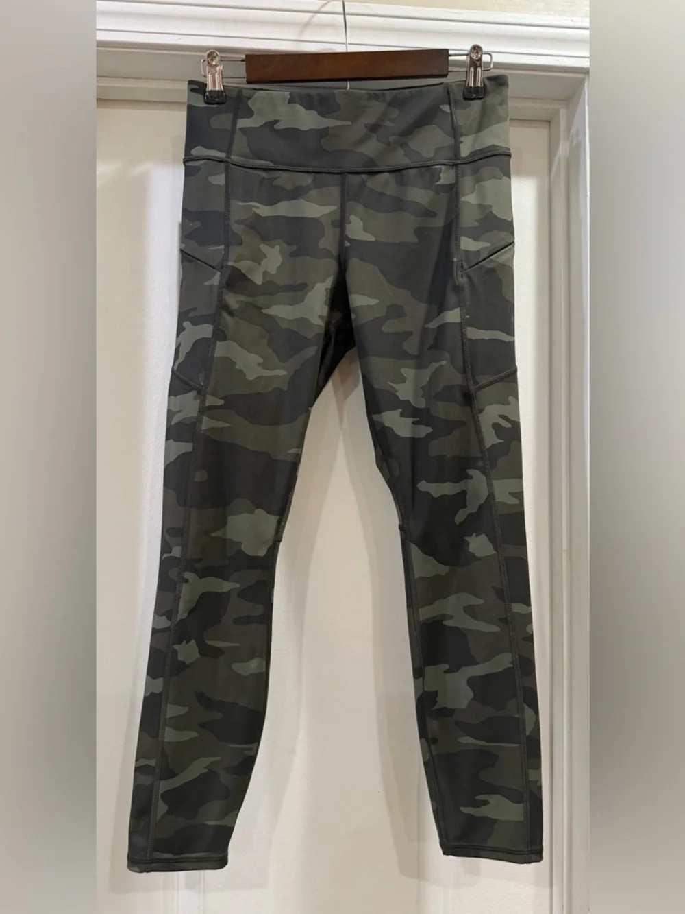 Athleta Camo Contender 7/8 Tight Leggings  in Olive and Black Size Medium